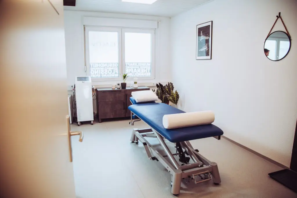Heller Behandlungsraum mit einer Behandlungsliege