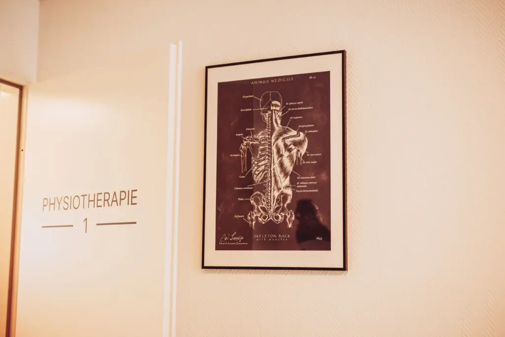 Dekoratives Bild mit einem Bild der Anatomie eines Menschen mit einer Tür zum Behandlungsraum.