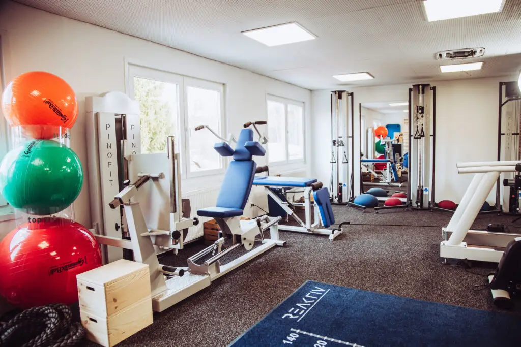 Moderner Geräteraum für Physiotherapie und Reaktivtraining in Wunsiedel