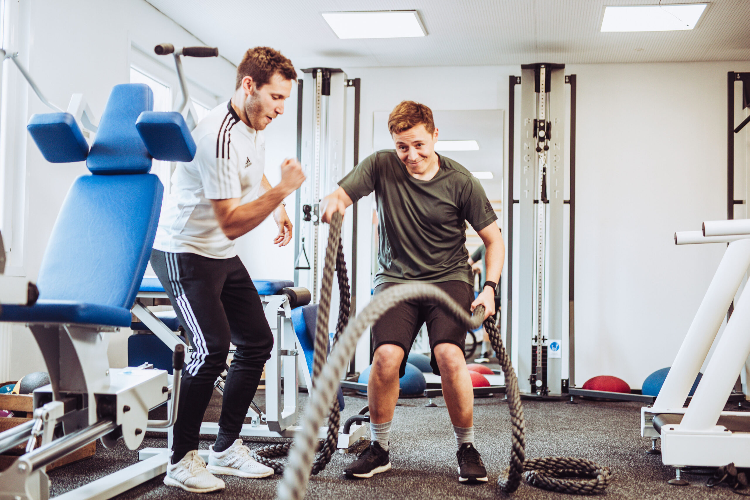 Patient trainiert mit Seilen bei der Krankengymnastik am Gerät in der Physiotherapiepraxis REAKTIV in Wunsiedel