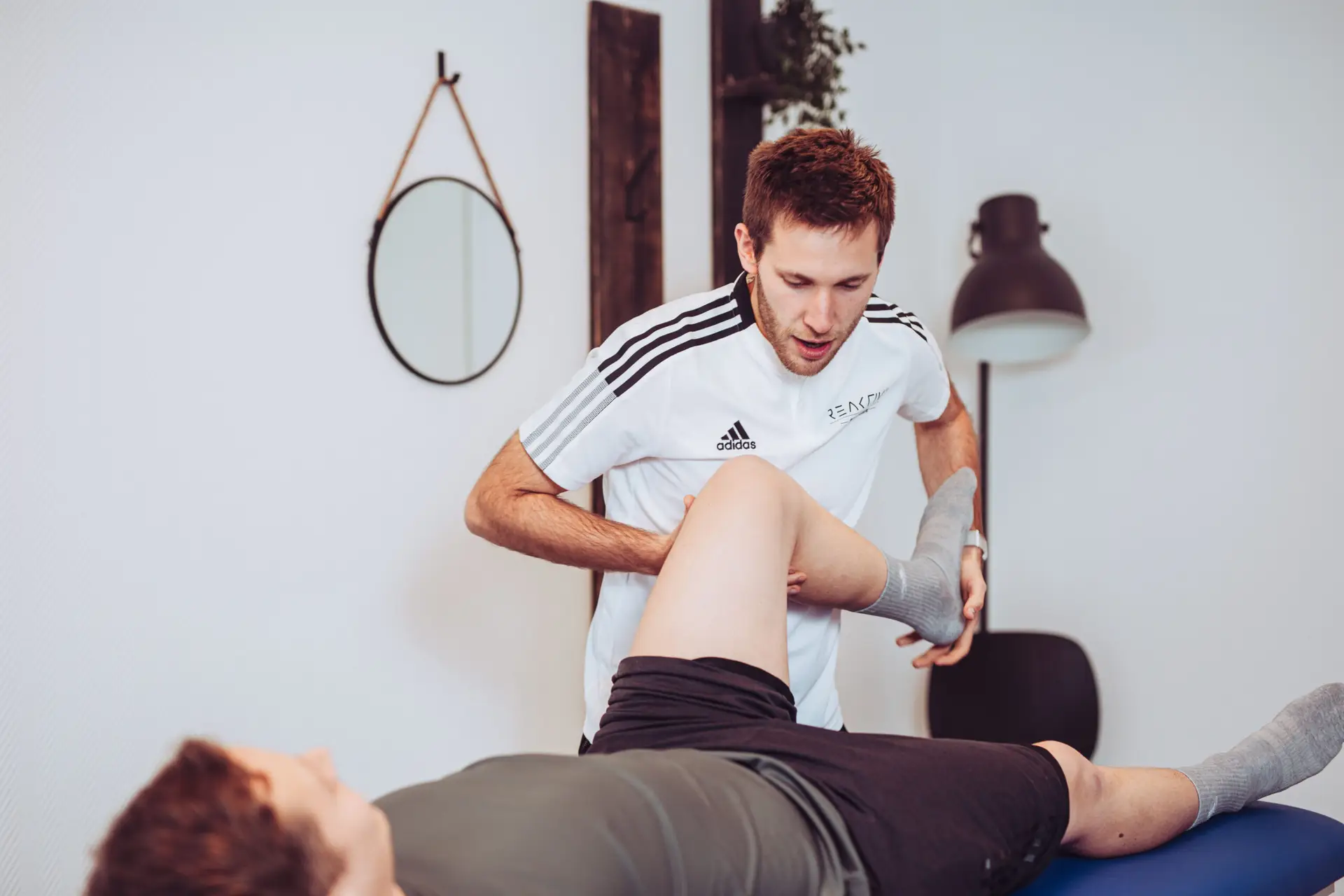 Physiotherapeut führt eine manuelle Lymphdrainage zur Behandlung von Schwellungen in der Praxis REAKTIV in Wunsiedel durch